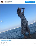 海辺で撮影された美しいソロショットを公開した新山千春　※「新山千春」インスタグラム