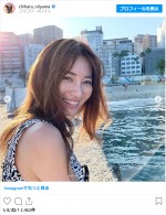 海辺で撮影された美しいソロショットを公開した新山千春　※「新山千春」インスタグラム