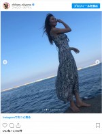海辺で撮影された美しいソロショットを公開した新山千春　※「新山千春」インスタグラム