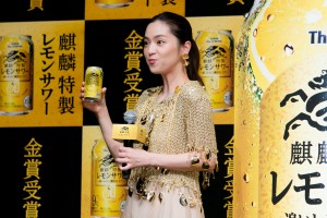 「麒麟特製レモンサワー」金賞受賞・シリーズ1億本突破記念イベントに登場した中村アン