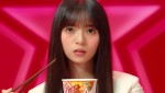 「カップスター」新テレビCM「カップスター ハマっちまう 乃木坂46篇」より