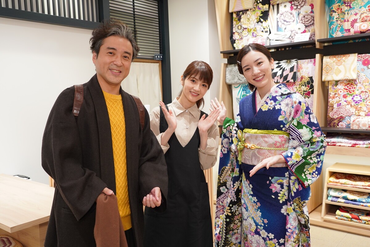 日曜ドラマ『親バカ青春白書』(左から)ムロツヨシ、第6話ゲストの若月佑美、永野芽郁
