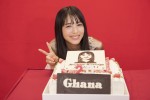 ロッテ「ガーナミルクチョコレート」新TVCM「今年のガーナも、おいしいぞ。」篇の撮影時、吉沢亮が浜辺美波のバースデーサプライズをする様子