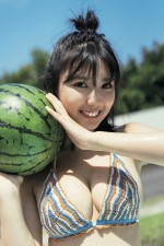 【写真】沢口愛華、高校最後の夏を満喫 “スイカ割り”グラビア