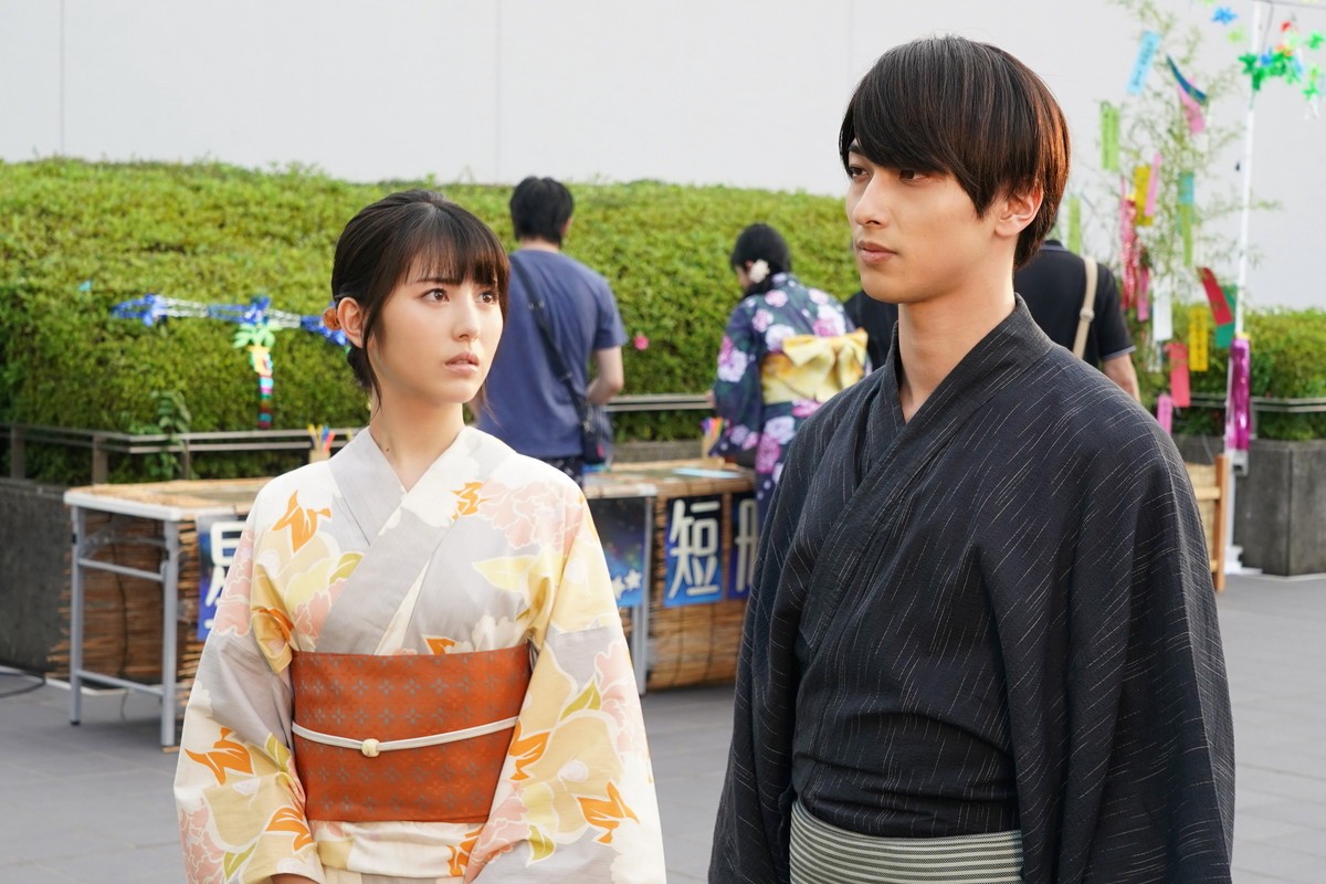 水曜ドラマ『私たちはどうかしている』第4話場面写真 “七桜”浜辺美波＆“椿”横浜流星2ショット