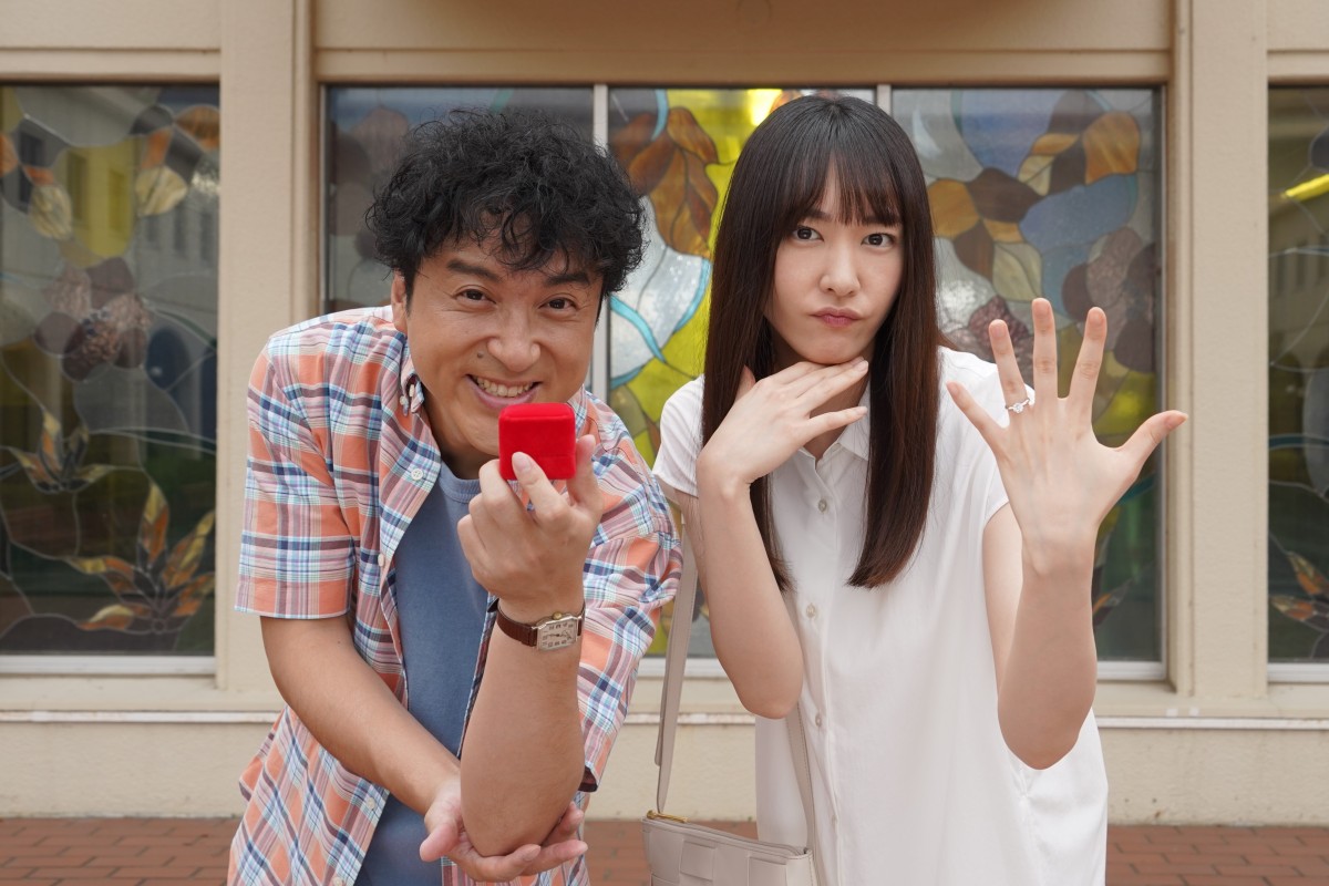ドラマ『親バカ青春白書』ドラマ『親バカ青春白書』ガタロー(ムロツヨシ)と幸子(新垣結衣)のオフショット