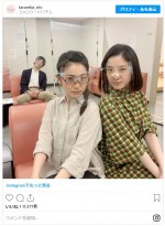 大島優子と吉高由里子がきりっとした真顔　後方の渡辺大知とのギャップもかわいい　※スペシャルドラマ『東京タラレバ娘2020』公式インスタグラム