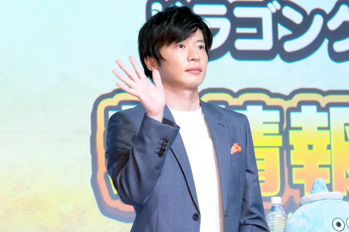 田中圭＆中村倫也、『ドラクエウォーク』新CMで兄弟役！ 「すごいエモい」