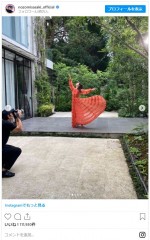 佐々木希、真っ赤なドレスで軽やかに舞う　※「佐々木希」インスタグラム
