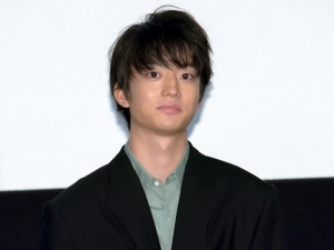 映画『宇宙でいちばんあかるい屋根』初日舞台あいさつに登場した伊藤健太郎