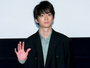 映画『宇宙でいちばんあかるい屋根』初日舞台あいさつに登場した伊藤健太郎