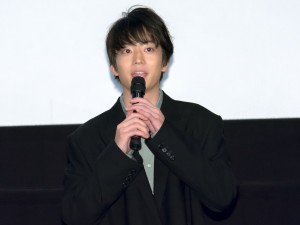 映画『宇宙でいちばんあかるい屋根』初日舞台あいさつに登場した伊藤健太郎