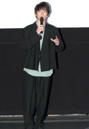 映画『宇宙でいちばんあかるい屋根』初日舞台あいさつに登場した伊藤健太郎