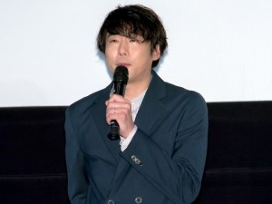 映画『宇宙でいちばんあかるい屋根』初日舞台あいさつに登場した藤井道人監督