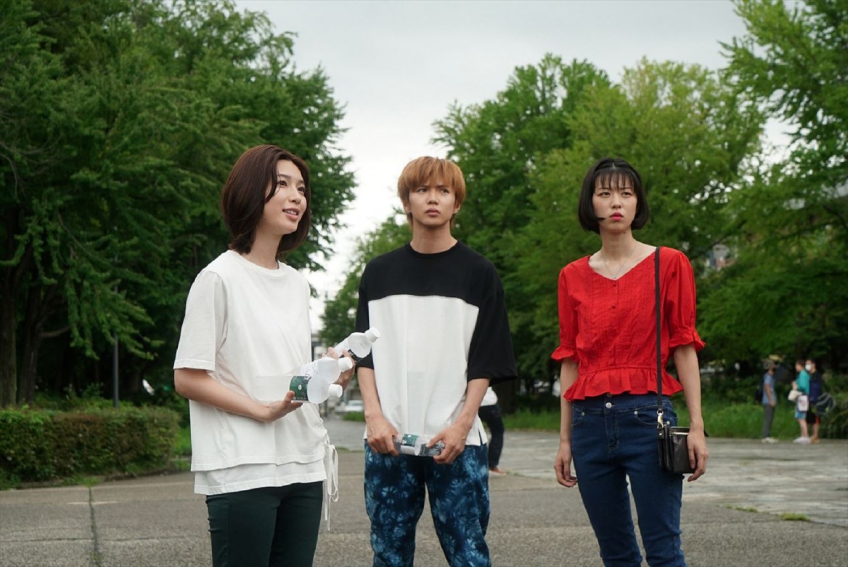 詩弦(白石聖)、勇介(佐藤大樹)、桃香(片山友希)は事件を防ごうとする ◆オトナの土ドラ『恐怖新聞』第2話より
