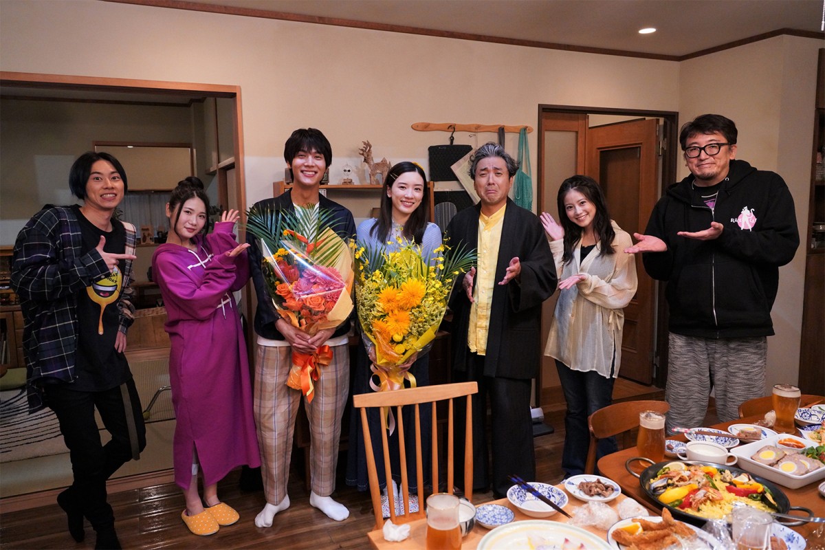 『親バカ青春白書』永野芽郁&中川大志がクランクアップ(左から)戸塚純貴、小野花梨、中川大志、永野芽郁、ムロツヨシ、今田美桜、福田雄一監督
