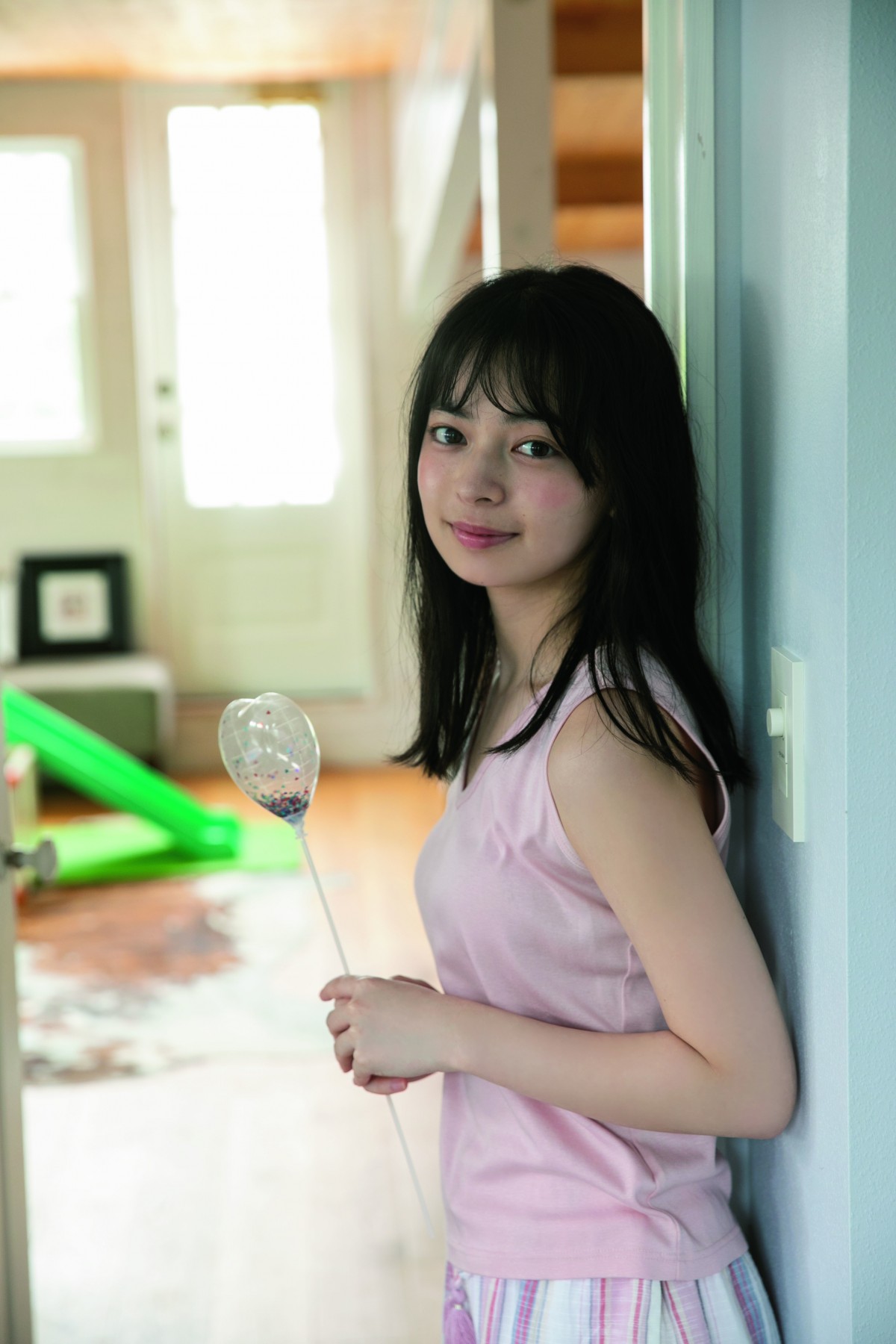 “南国ビューティー”アンジュルム・上國料萌衣がグラビアに登場