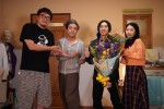 『親バカ青春白書』（左から）福田雄一監督、ムロツヨシ、クランクアップを迎えた戸塚純貴、小野花梨