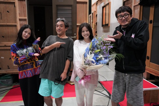 『親バカ青春白書』（左から）小野花梨、ムロツヨシ、クランクアップを迎えた今田美桜、福田雄一監督