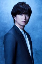 『連続ドラマW　夜がどれほど暗くても』より井波渉役の加藤シゲアキ