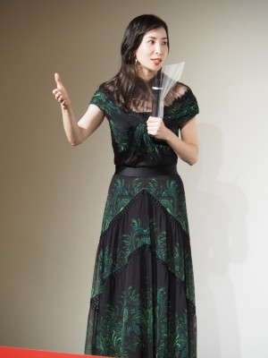 映画『ミッドナイトスワン』世界最長925秒予告お披露目イベントに登場した真飛聖