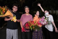 『親バカ青春白書』（左から）福田雄一監督、クランクアップを迎えたムロツヨシ、小野花梨、クランクアップに駆けつけた永野芽郁