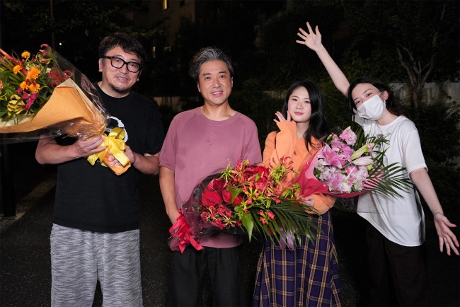 『親バカ青春白書』（左から）福田雄一監督、クランクアップを迎えたムロツヨシ、小野花梨、クランクアップに駆けつけた永野芽郁