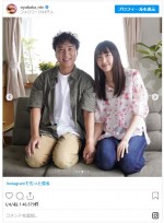 ムロツヨシ、新垣結衣の“手つなぎ”ショット　※ドラマ『親バカ青春白書』公式インスタグラム/CE8fcP4B-Ha/