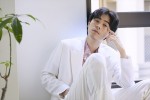 【写真】白スーツ姿が美しい成田凌　インタビューフォト集