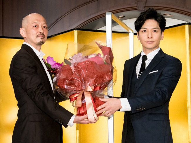 第38回向田邦子賞贈賞式に登場した（左から）金子茂樹氏、生田斗真