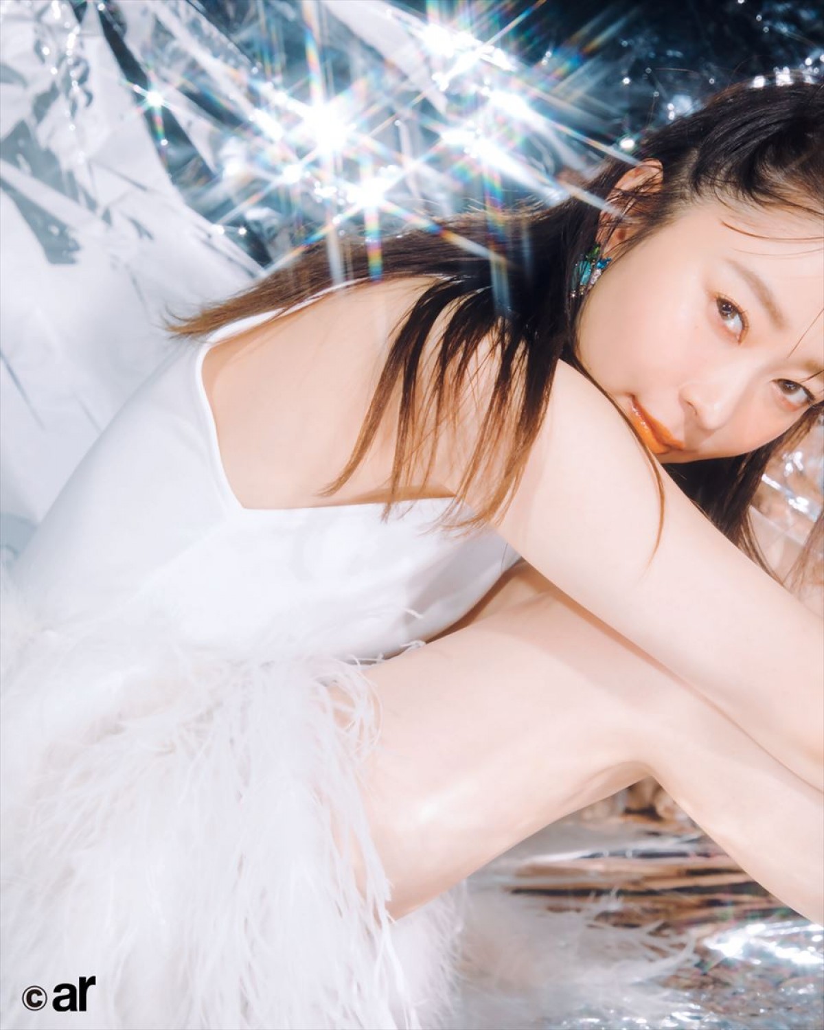 橋本環奈、白い“美背中”あらわ　25周年の「ar」表紙に登場