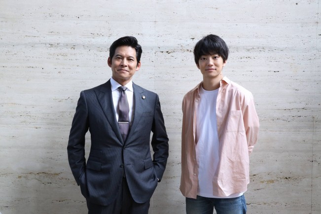 月9ドラマ『SUITS／スーツ2』に出演する（左から）織田裕二、伊藤健太郎