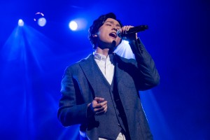 映画『夜明けを信じて。』公開前イベントで主題歌「ただ一人往く」を歌唱した田中宏明