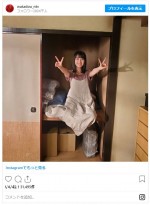 浜辺美波 “押し入れからこんにちは”ショット　※ドラマ『私たちはどうかしている』公式インスタグラム