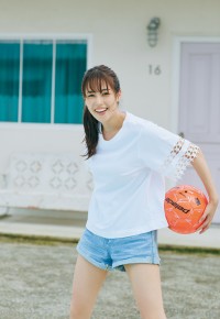 『週刊プレイボーイ』39＆40合併号（集英社）グラビアに登場する鷲見玲奈　（C）三瓶康友／週刊プレイボーイ