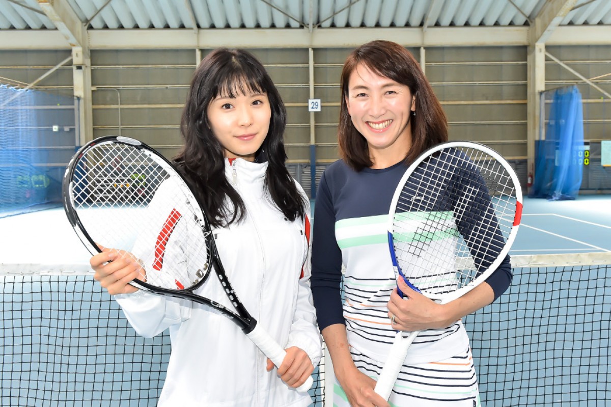 火曜ドラマ『おカネの切れ目が恋のはじまり』（左から）主演の松岡茉優と、テニス監修を担当した杉山愛