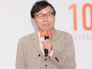 映画『浅田家！』完成報告会に登場した平田満