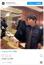 田中圭、華麗なるジャケットさばきを披露　※『キワドい２人‐K２‐』公式インスタグラム