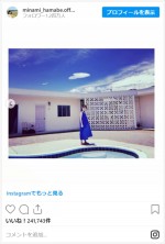 浜辺美波、色白ノースリーブワンピがまぶしい！ カレンダー別カット　※「浜辺美波」インスタグラム