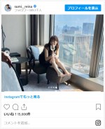 鷲見玲奈、美脚がスラリ！ グラビアオフショット　※「鷲見玲奈」インスタグラム