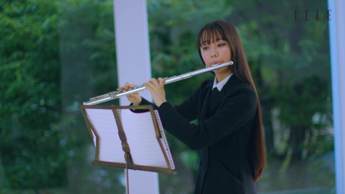 Cocomi 「ELLE Japon」初登場で秋冬コーデ披露　フルート奏でる独占映像も