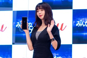 「UNLIMITED WORLD au 5G発表会 2020Autumn」に登場した池田エライザ