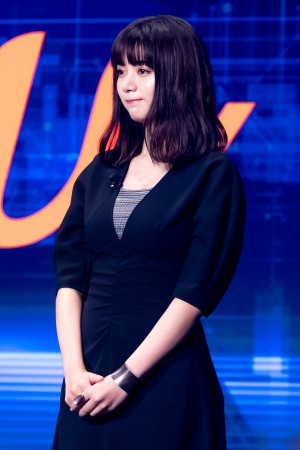 「UNLIMITED WORLD au 5G発表会 2020Autumn」に登場した池田エライザ