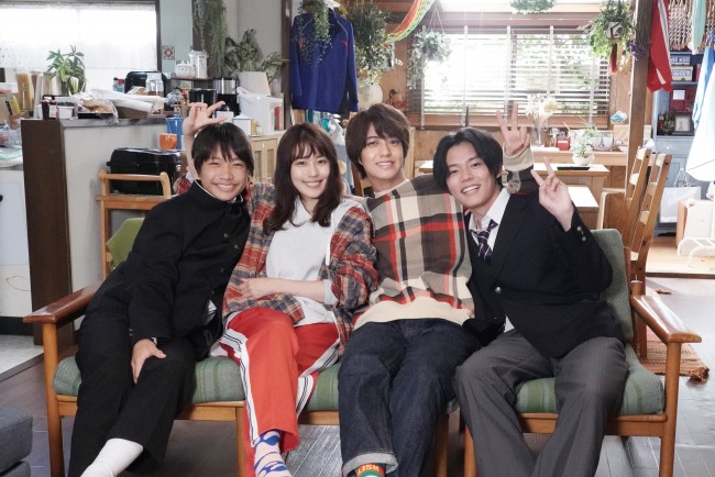 ドラマ『姉ちゃんの恋人』安達家写真（左から）南出凌嘉、有村架純、高橋海人、日向亘