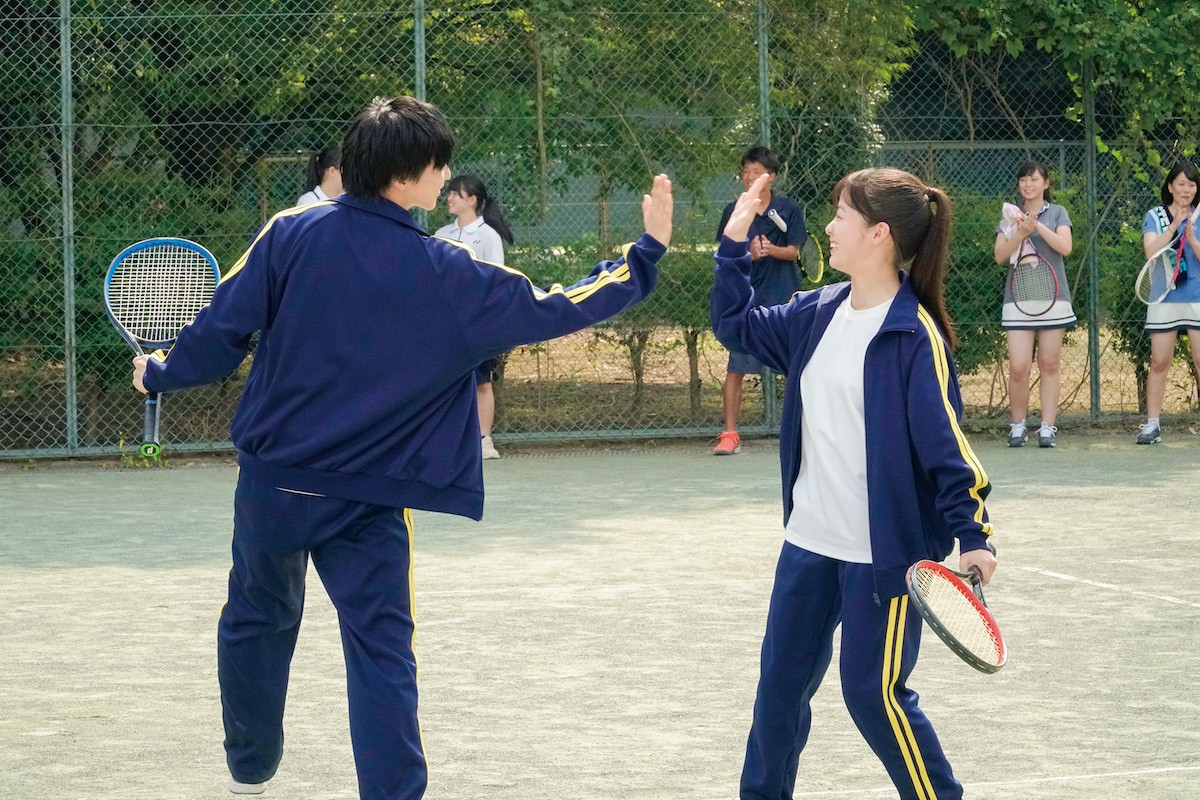 橋本環奈、爽やかなポニーテール姿を披露 『小説の神様』佐藤大樹との激アツテニス写真解禁