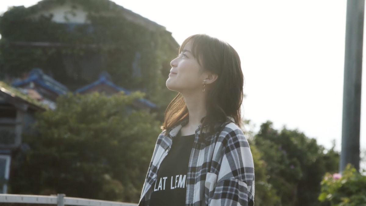 乃木坂46・齊藤飛鳥、秋元真夏ら、電車内でじゃんけんする姿も！ “心がハズむ”CMカット公開
