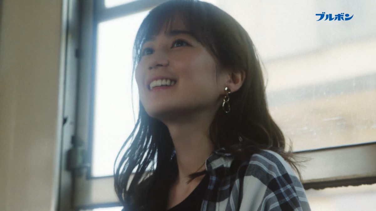 乃木坂46・齊藤飛鳥、秋元真夏ら、電車内でじゃんけんする姿も！ “心がハズむ”CMカット公開