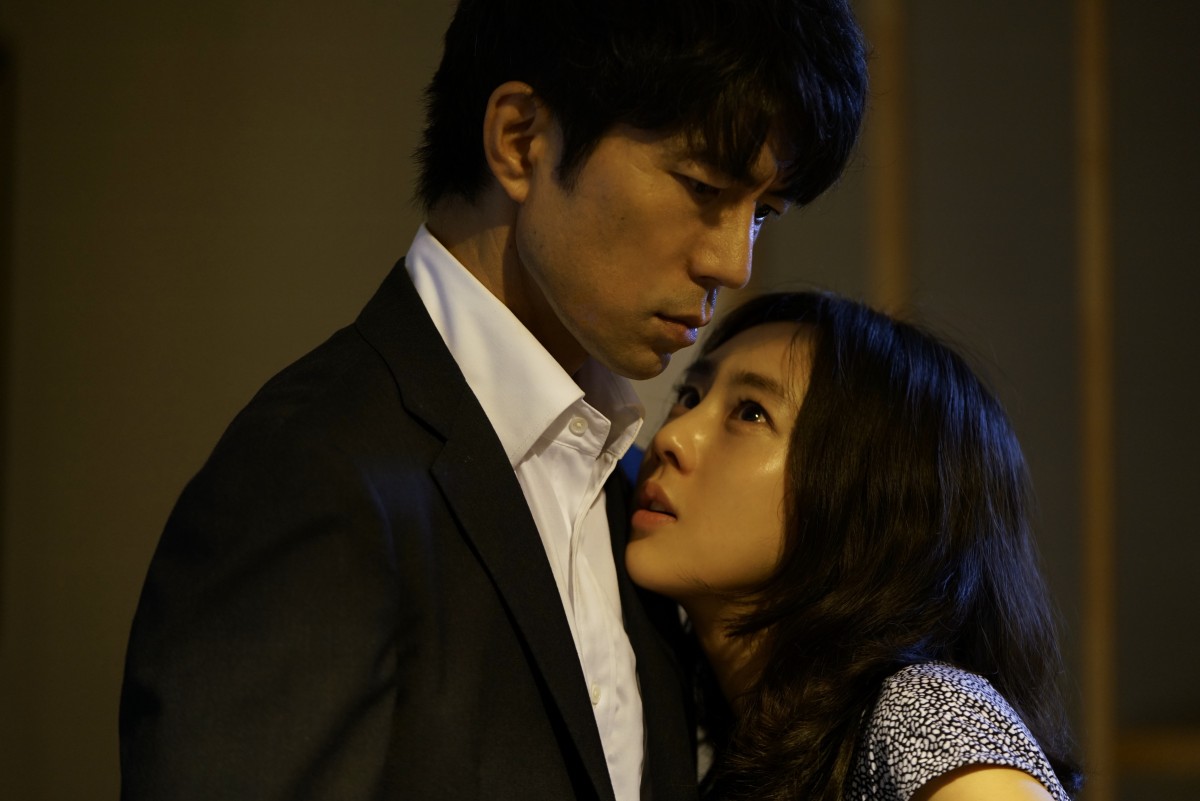 映画『愛のまなざしを』に出演する(左から)仲村トオル、杉野希妃