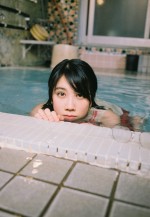 【写真】松本穂香が温泉でリラックス “小旅行”気分のミニ写真集