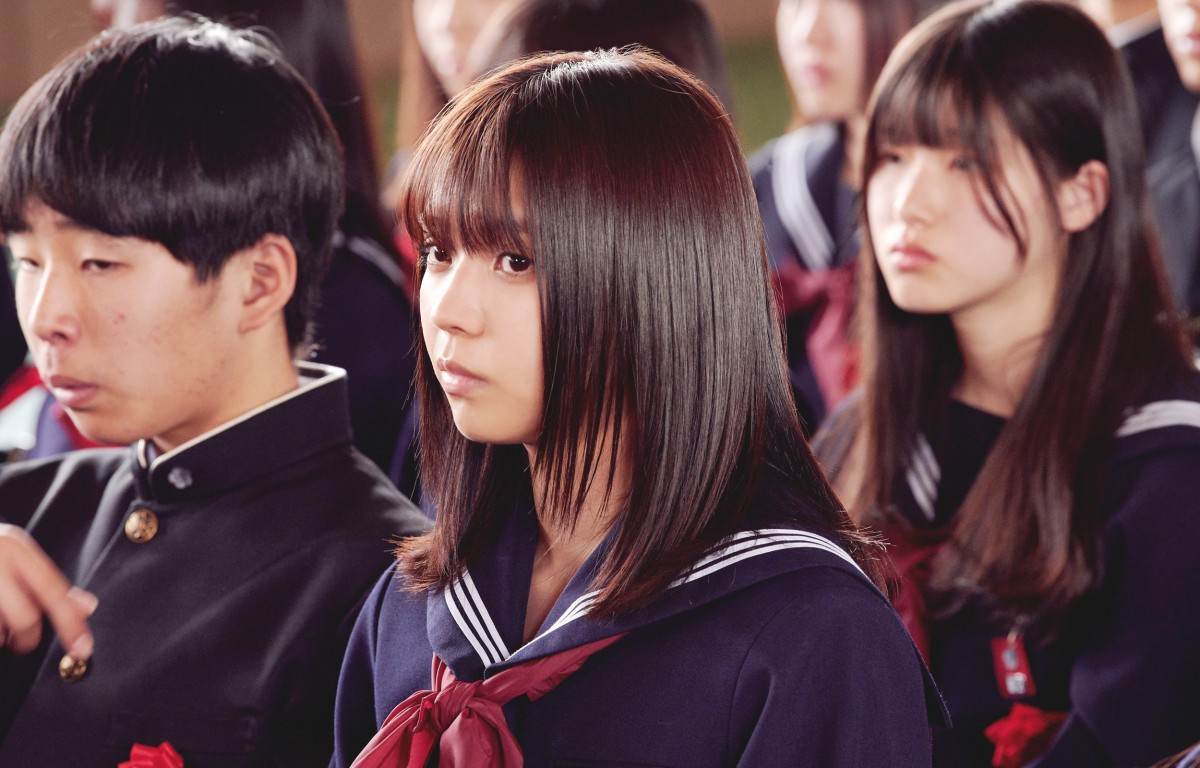 欅坂46・小林由依、セーラー服姿でみせる優しい表情も 『さくら』場面カット公開